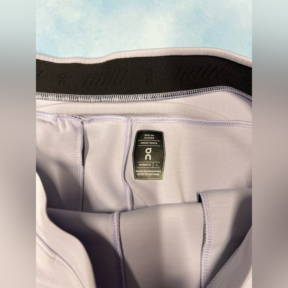 ON Running's  RUN ON CLOUDS SWEAT PANTS, Women size L - Picture 8 of 16